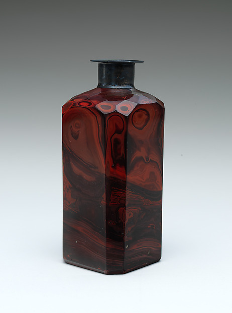 Nineteenth-century Chinese glass bottle from The Met used as a comparison image.